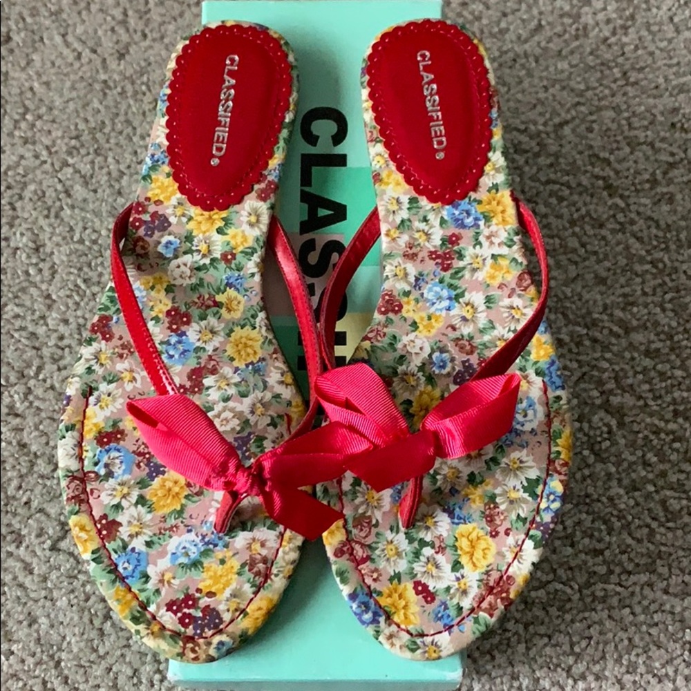 NEW Classified Flat Sandals